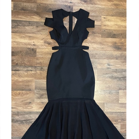 BCBGMaxAzria | Ava Cold Shoulder Cut-Out Full Length Formal Dress - Picture 5 of 13